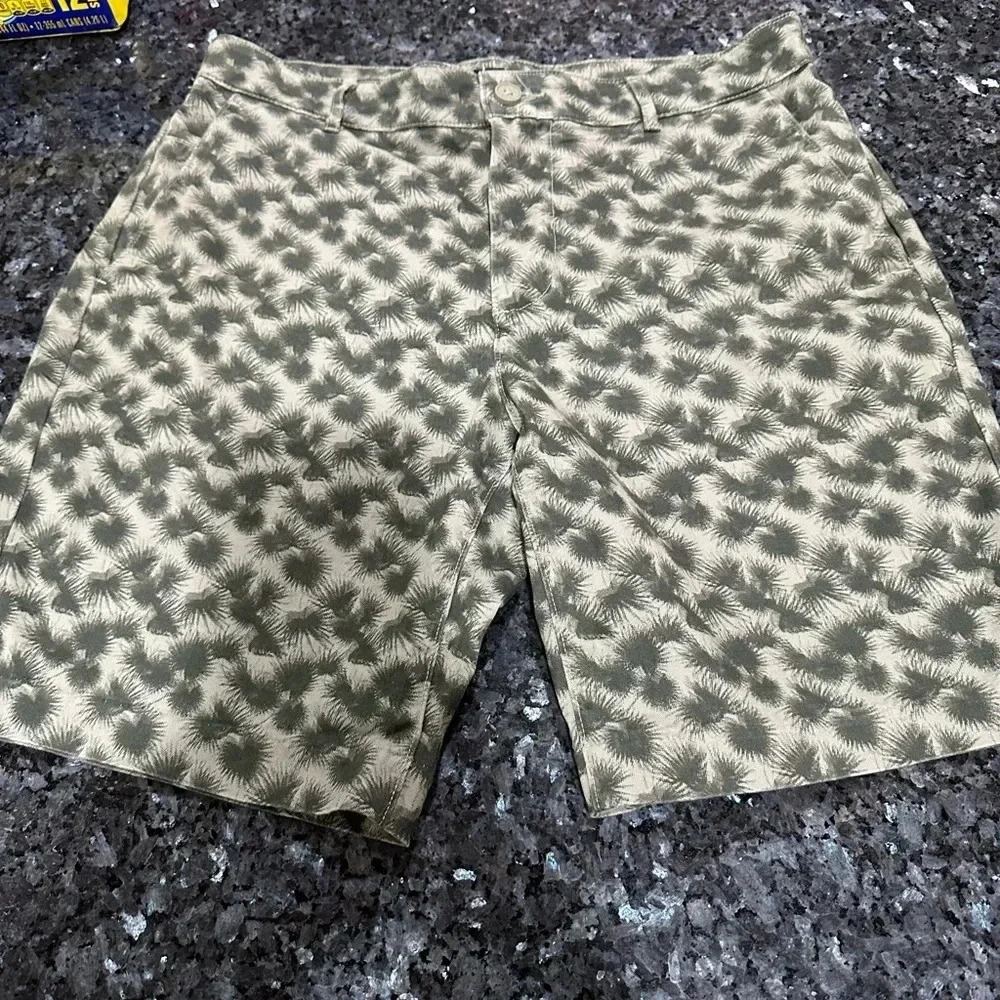 DKNY men’s patterned shorts - Picture 2 of 9